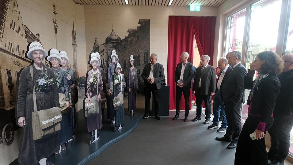 Ein Rundgang durch die Ausstellung in der neuen Akademie. Ein Rundgang durch die Ausstellung in der neuen Akademie.