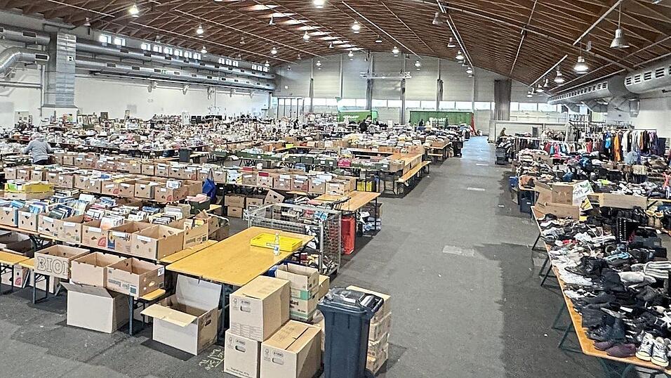 Vorher - nachher. Und das ist noch lange nicht der Endzustand. Die Messehalle am Mittwoch vor und nach dem ersten Anliefertag f&uuml;r den Lions-Tr&ouml;delmarkt. Und gestern wurde ganzt&auml;gig nochmals Tr&ouml;del angeliefert und heute von 10 bis 14 Uhr ebenfalls.