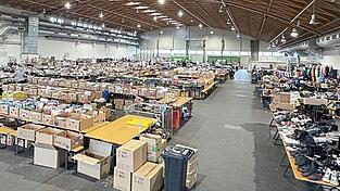 Vorher - nachher. Und das ist noch lange nicht der Endzustand. Die Messehalle am Mittwoch vor und nach dem ersten Anliefertag f&uuml;r den Lions-Tr&ouml;delmarkt. Und gestern wurde ganzt&auml;gig nochmals Tr&ouml;del angeliefert und heute von 10 bis 14 Uhr ebenfalls.