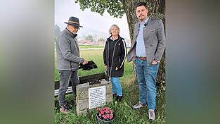 Joseph (l.) und Christiane Feldmeier haben oft mit Zerstörungen an ihren Wegkreuzen zu kämpfen. Bürgermeister Andreas Aichinger will die Familie unterstützen, um dem Vandalismus entgegenzuwirken. Joseph (l.) und Christiane Feldmeier haben oft mit Zerstörungen an ihren Wegkreuzen zu kämpfen. Bürgermeister Andreas Aichinger will die Familie unterstützen, um dem Vandalismus entgegenzuwirken.