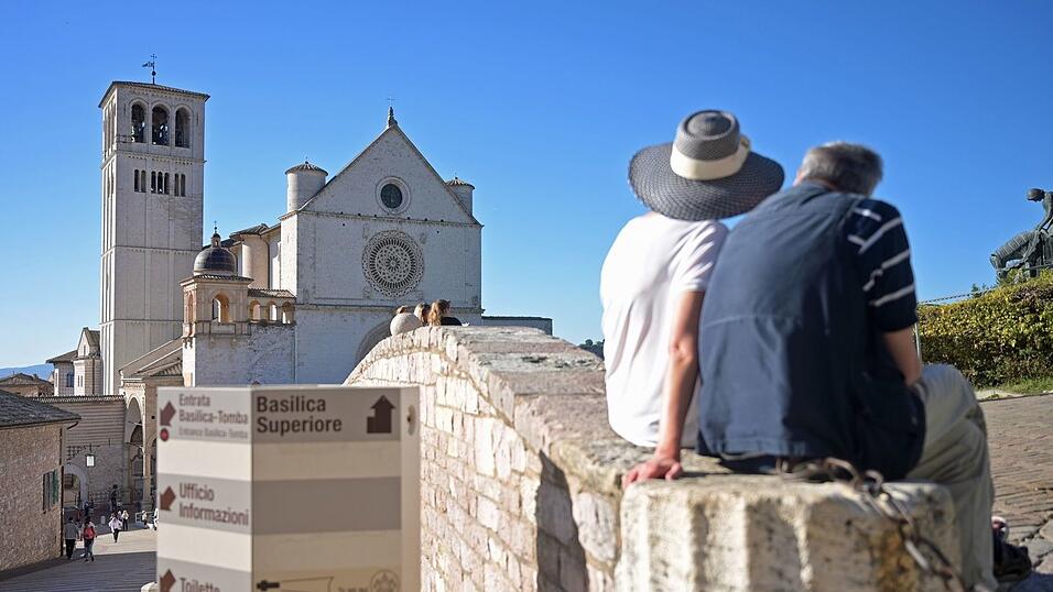 Millionen Besucher kommen jedes Jahr nach Assisi. Millionen Besucher kommen jedes Jahr nach Assisi.
