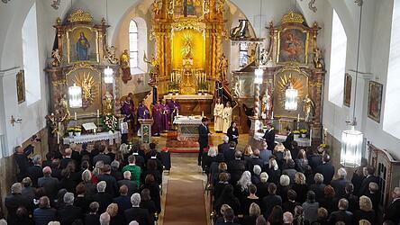 In der &uuml;bervollen Pfarrkirche hielt Pfarrer Josef Gallmeier (Mitte) in Konzelebration mit Robert Gigler (v.l.) , Alexander Kohl, Johannes Brantl und Alois Loe&szlig;l das Requiem f&uuml;r den verstorbenen Arnbrucker Unternehmer Oskar Weinfurtner.