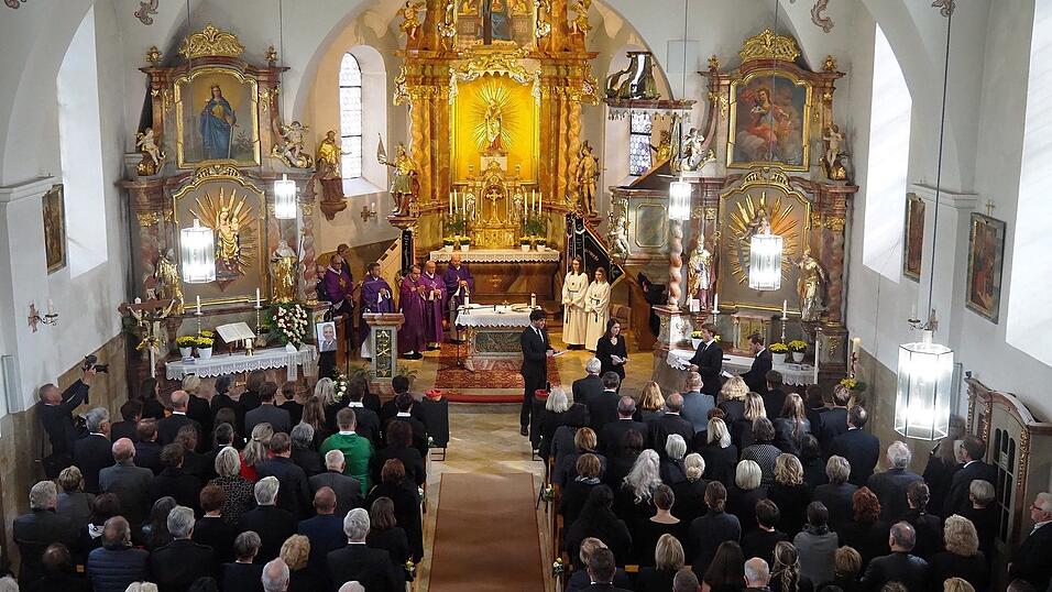 In der übervollen Pfarrkirche hielt Pfarrer Josef Gallmeier (Mitte) in Konzelebration mit Robert Gigler (v.l.) , Alexander Kohl, Johannes Brantl und Alois Loeßl das Requiem für den verstorbenen Arnbrucker Unternehmer Oskar Weinfurtner.