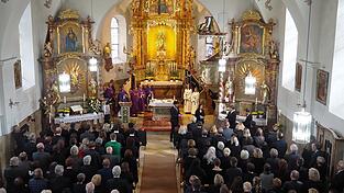 In der übervollen Pfarrkirche hielt Pfarrer Josef Gallmeier (Mitte) in Konzelebration mit Robert Gigler (v.l.) , Alexander Kohl, Johannes Brantl und Alois Loeßl das Requiem für den verstorbenen Arnbrucker Unternehmer Oskar Weinfurtner.