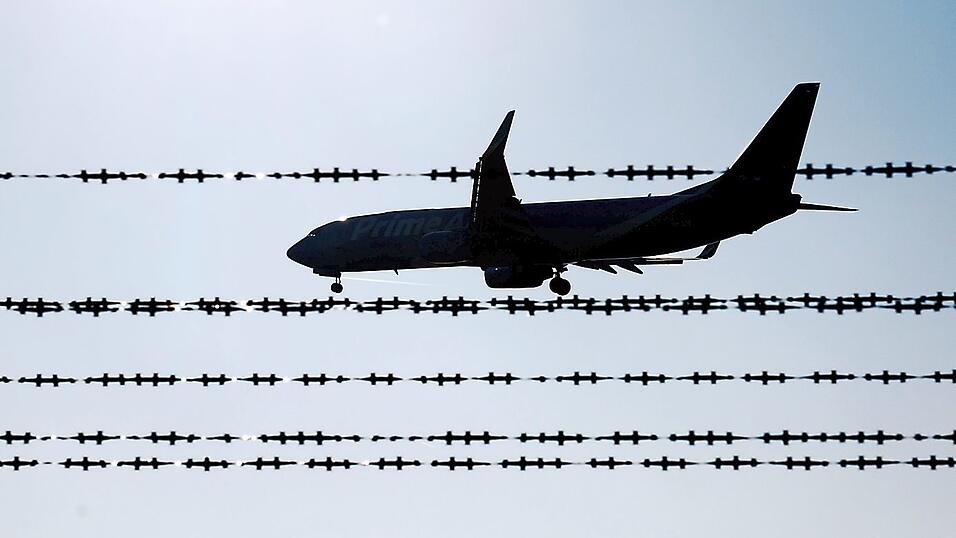 2025 scheiterten 18.169 Abschiebungen. Über die Gründe gibt es unterschiedliche Meinungen. 2025 scheiterten 18.169 Abschiebungen. Über die Gründe gibt es unterschiedliche Meinungen.