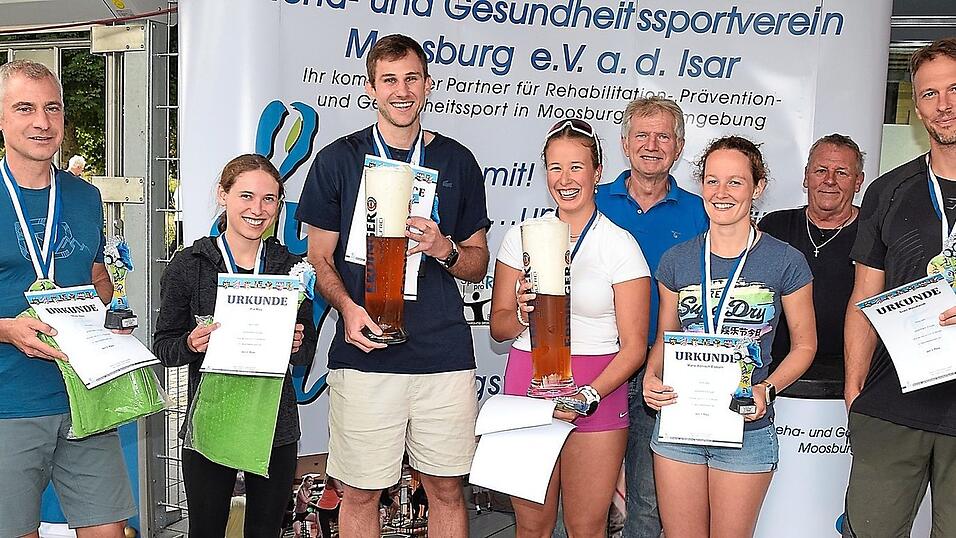 Die Gesamtsieger und zugleich Stadtmeister Jonathan Griesinger (3.v.l.) und Sara Hofmair (4.v.l.) mit (v.l.) Oliver Hein (2.) und Pia Mau (2.) sowie Maria Bönisch-Etzkorn (3.) und Sven Wendlandt (3.). Es gratulierten vom RGSV Martin Hofmair (2.v.r.) und Georg Hadersdorfer (4.v.r.).