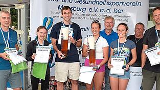 Die Gesamtsieger und zugleich Stadtmeister Jonathan Griesinger (3.v.l.) und Sara Hofmair (4.v.l.) mit (v.l.) Oliver Hein (2.) und Pia Mau (2.) sowie Maria Bönisch-Etzkorn (3.) und Sven Wendlandt (3.). Es gratulierten vom RGSV Martin Hofmair (2.v.r.) und Georg Hadersdorfer (4.v.r.).
