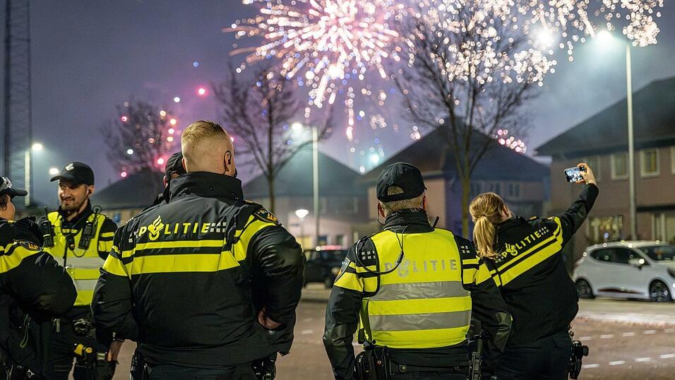 In einigen niederl&auml;ndischen St&auml;dten wurde die Polizei mit B&ouml;llern beworfen.