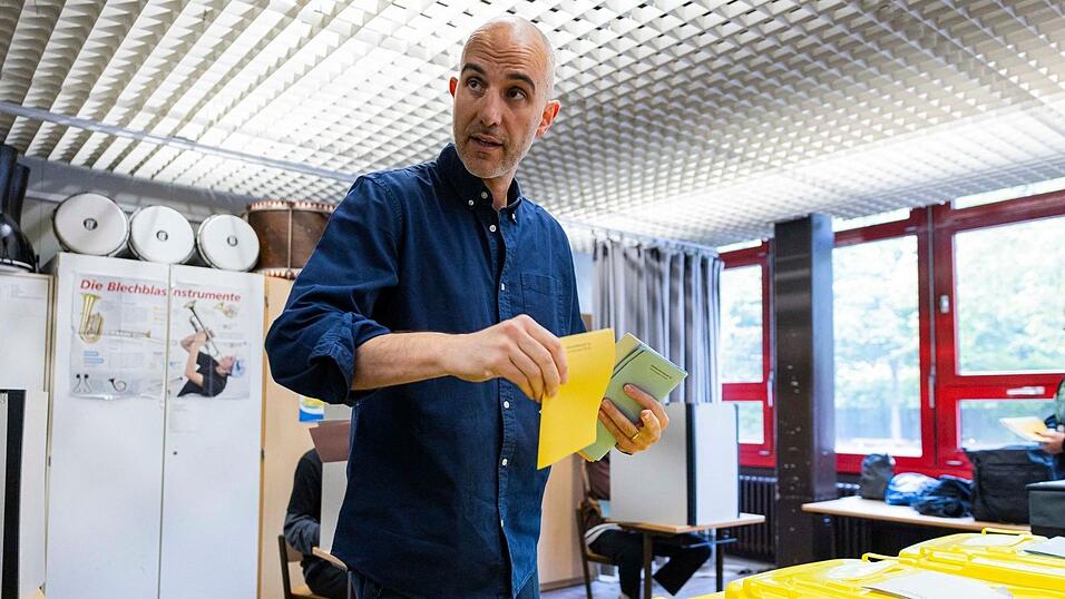 Hannovers Oberbürgermeister Belit Onay (Grüne) liegt vorn, muss aber wohl in eine Stichwahl. Hannovers Oberbürgermeister Belit Onay (Grüne) liegt vorn, muss aber wohl in eine Stichwahl.