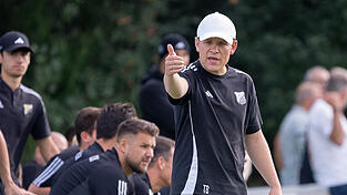 Für den FC-DJK Simbach und Cheftrainer Tobias Biermeier steht am Sonntag ein richtungsweisendes Duell gegen den SC Falkenberg an. Für den FC-DJK Simbach und Cheftrainer Tobias Biermeier steht am Sonntag ein richtungsweisendes Duell gegen den SC Falkenberg an.