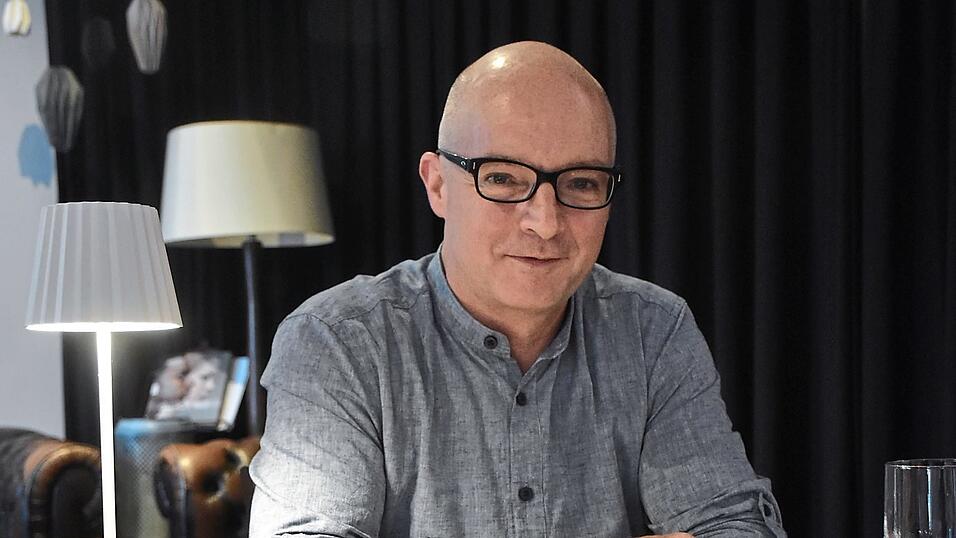 Dem Historiker Luis Vandiemen ist es gelungen, in seinem neuen Roman 'Die Jungfrauen von Landshut' die Lebensumstände zur Zeit der Landshuter Hochzeit sehr spannend zu schildern. Dem Historiker Luis Vandiemen ist es gelungen, in seinem neuen Roman 'Die Jungfrauen von Landshut' die Lebensumstände zur Zeit der Landshuter Hochzeit sehr spannend zu schildern.