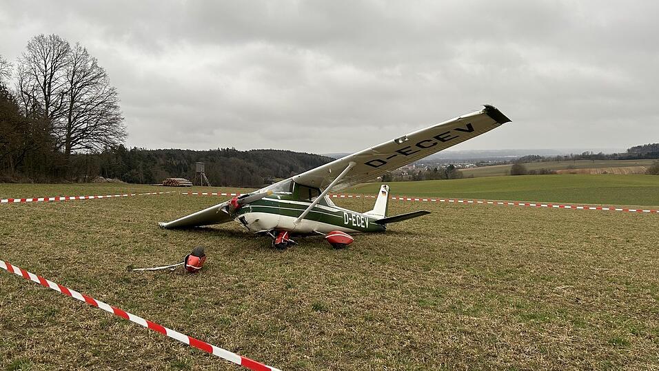 Am Flugzeug entstand laut Polizei ein Schaden in Höhe von etwa 30.000 Euro. 