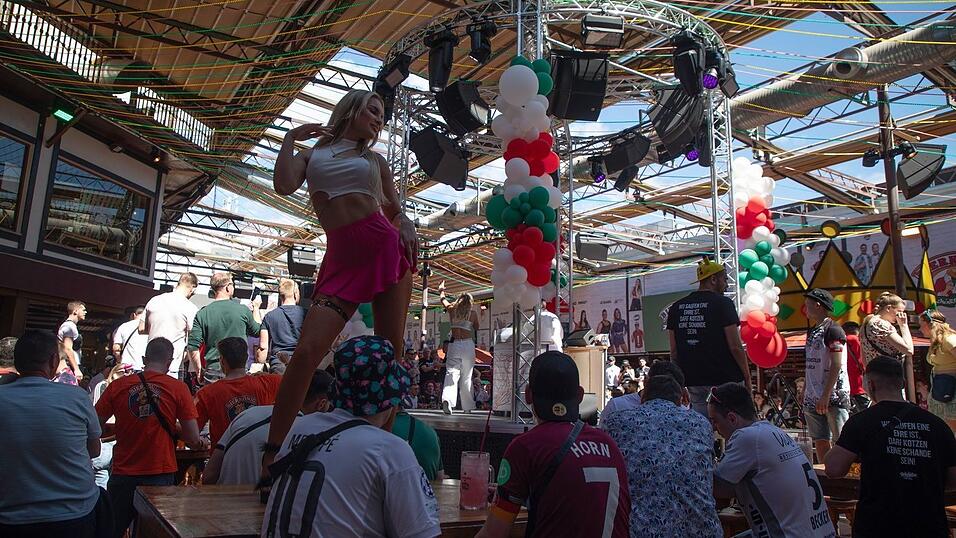 Die Party zur Eröffnung der Saison im Lokal «Bierkönig» begann schon am Nachmittag. Die Party zur Eröffnung der Saison im Lokal «Bierkönig» begann schon am Nachmittag.