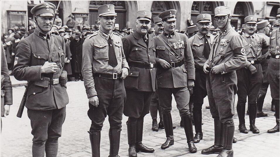 Anlässlich des Landshut-Besuchs des bayerischen Innenministers und SA-Obergruppenführer Adolf Wagner stehen am 15. März 1933 SA-Männer vor dem Rathaus. Anlässlich des Landshut-Besuchs des bayerischen Innenministers und SA-Obergruppenführer Adolf Wagner stehen am 15. März 1933 SA-Männer vor dem Rathaus.