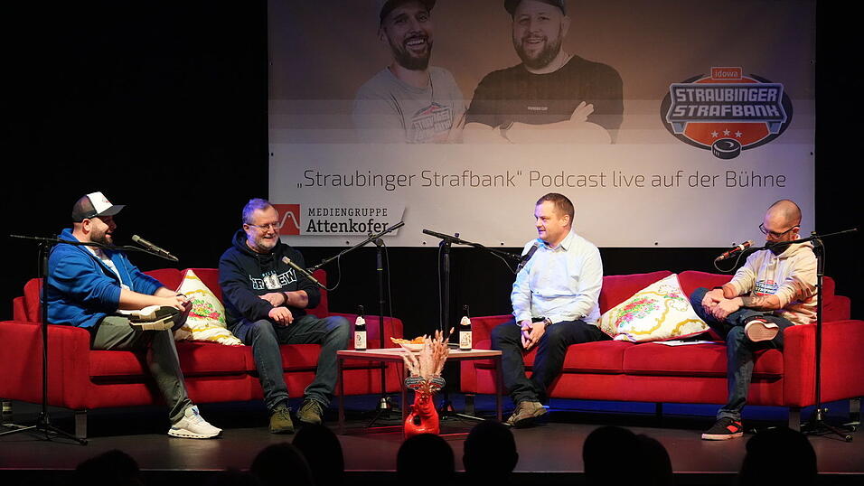 Im vergangenen Jahr war beim Live-Podcast unter anderem Stadionsprecher Peter Schnettler (Zweiter von links) zu Gast. Im vergangenen Jahr war beim Live-Podcast unter anderem Stadionsprecher Peter Schnettler (Zweiter von links) zu Gast.