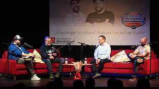 Im vergangenen Jahr war beim Live-Podcast unter anderem Stadionsprecher Peter Schnettler (Zweiter von links) zu Gast.