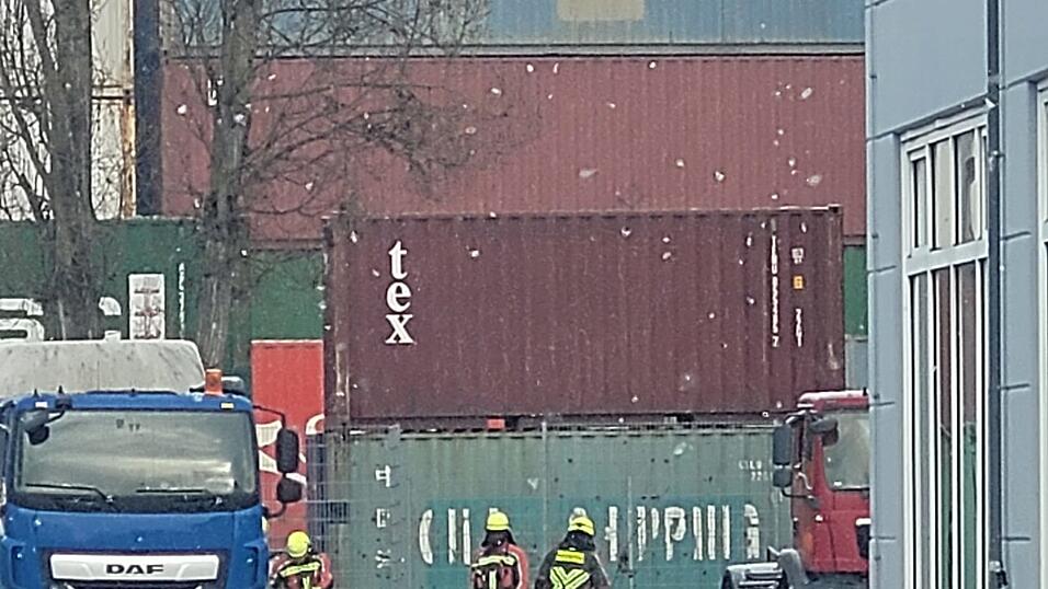 Die Feuerwehr rückte in Regensburg zu einer brennenden Halle aus. Die Feuerwehr rückte in Regensburg zu einer brennenden Halle aus.
