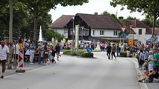 Beim Warten auf und w&auml;hrend des Festzugs kann es in der Hitze schnell anstrengend werden. Daher verteilen Stadt und Brauerei in diesem Jahr kostenlos Wasser. (Archivbild)
