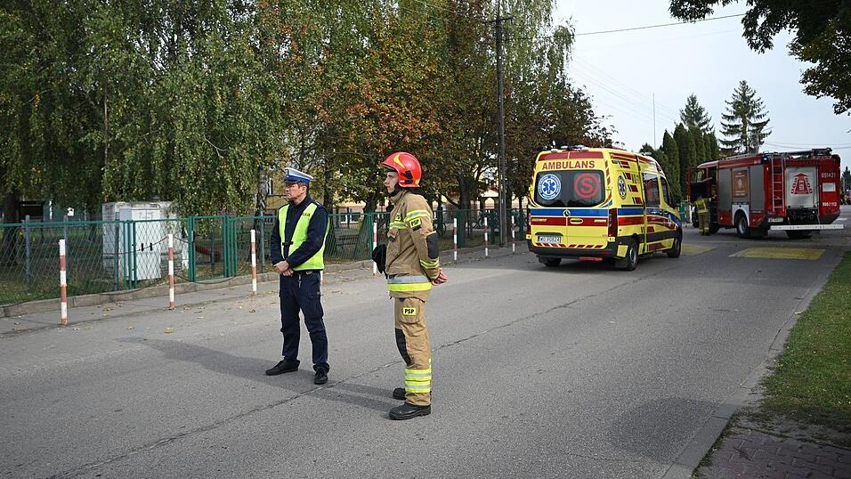 Nach zwei Messerattacken in Schulen in Polen hat die Polizei landesweit 76 Menschen festgenommen. Nach zwei Messerattacken in Schulen in Polen hat die Polizei landesweit 76 Menschen festgenommen.