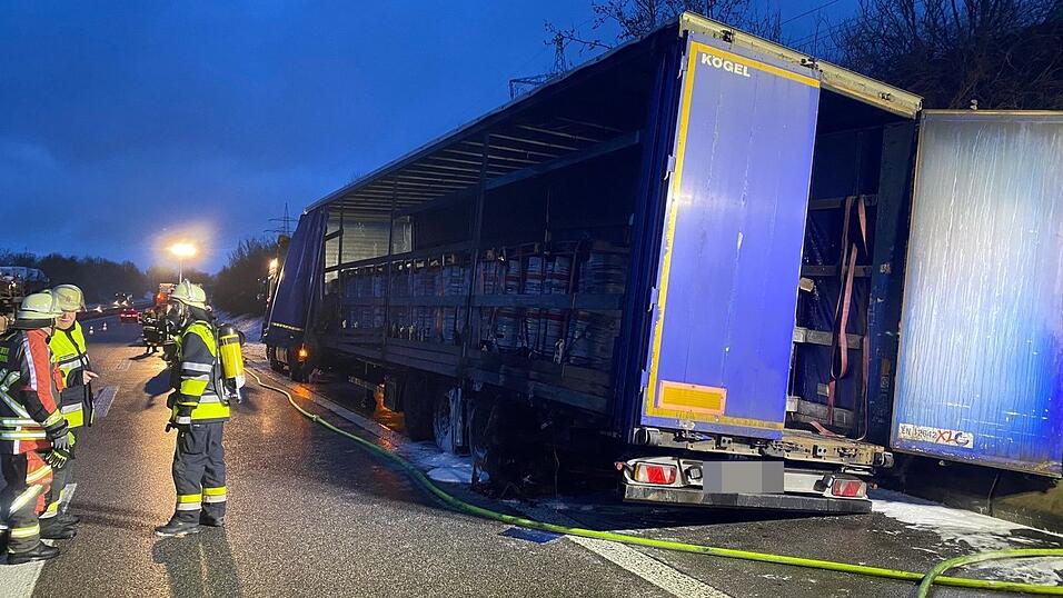 Lkw-Brand am frühen Freitagmorgen auf der Autobahn A93 bei Pentling im Landkreis Regensburg. Lkw-Brand am frühen Freitagmorgen auf der Autobahn A93 bei Pentling im Landkreis Regensburg.