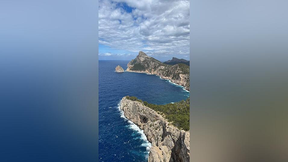 An den Steilküsten der Halbinsel Formentor wird die Kraft des Meeres sichtbar. Die Landzunge am Cap Formentor bildet den nördlichsten Punkt Mallorcas und zeigt die facettenreiche Landschaft der größten Baleareninsel.