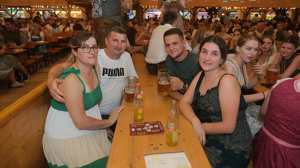 Die Partybilder vom Dienstag, 15. August 2023, aus dem Festzelt Nothaft. Die Partybilder vom Dienstag, 15. August 2023, aus dem Festzelt Nothaft.