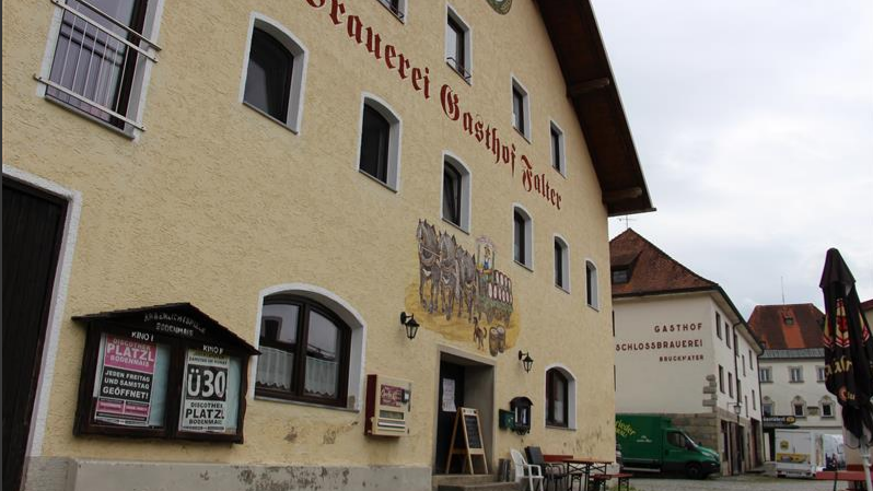 Sowohl in die Schlossbrauerei als auch in die Brauerei Falter in Drachselsried wurde eingebrochen. Jetzt sucht die Polizei nach Zeugen.