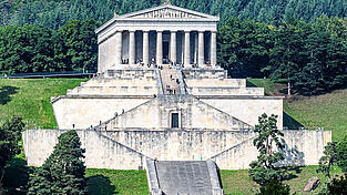 Mit Strauß und Arendt sind alle 120 Büsten-Plätze für bedeutende Persönlichkeiten in der Walhalla vergeben.