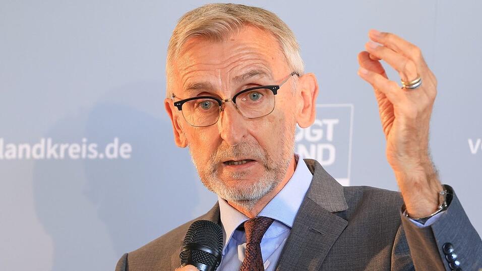 Sachsens Innenminister, Armin Schuster (CSU), sagt, die Umstellung auf Asylbewerberleistungen für neu angekommene ukrainische Flüchtlinge müsse jetzt schnell kommen. (Archivfoto)