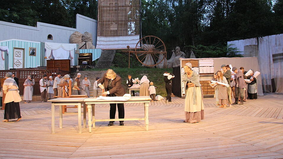 Zahltag: Die Weber kommen in die Fabrik Drei&szlig;igers. Doch viel Lohn bekommen sie nicht.