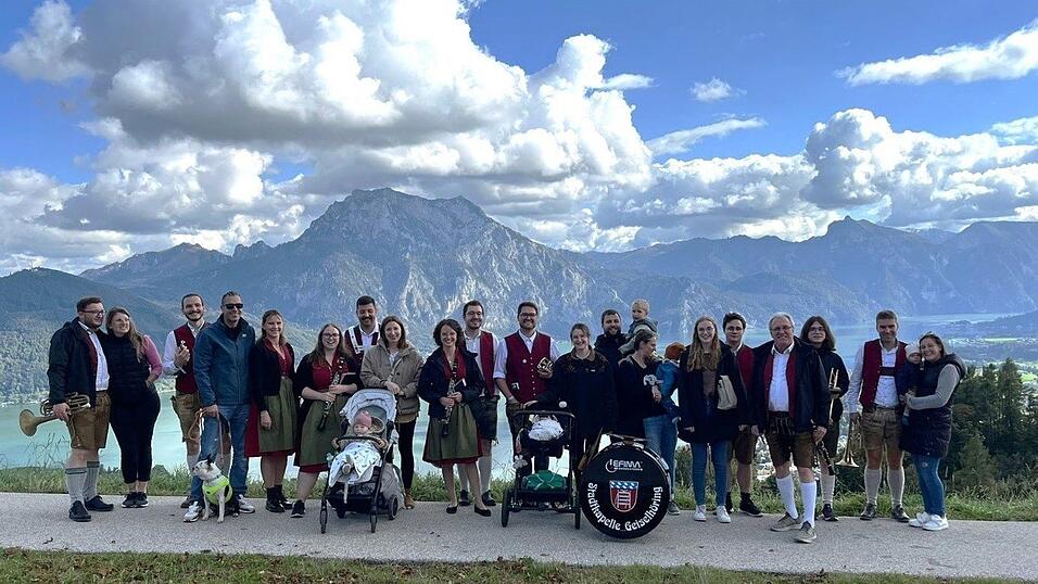 Die Reisegruppe vor dem Traunsee und dem Traunstein Die Reisegruppe vor dem Traunsee und dem Traunstein