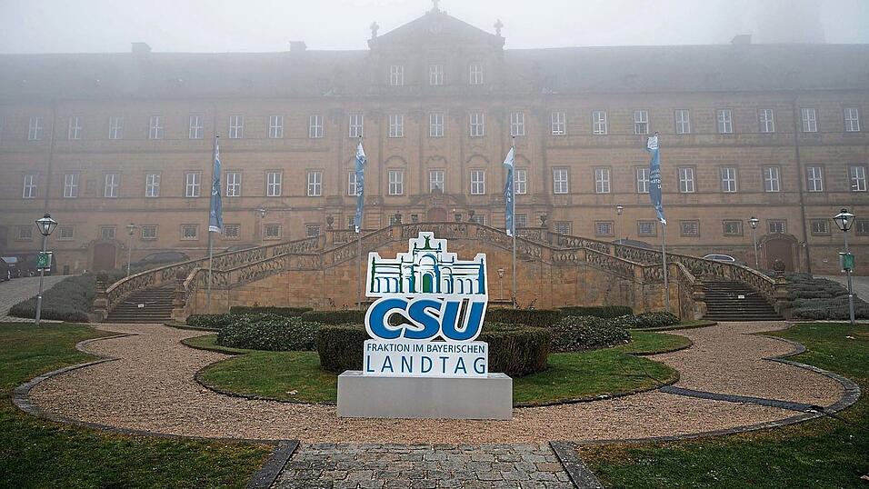 Kloster Banz im Nebel: Zumindest die Verwirrung um das bayerische Klimaziel hat sich gelichtet. Kloster Banz im Nebel: Zumindest die Verwirrung um das bayerische Klimaziel hat sich gelichtet.