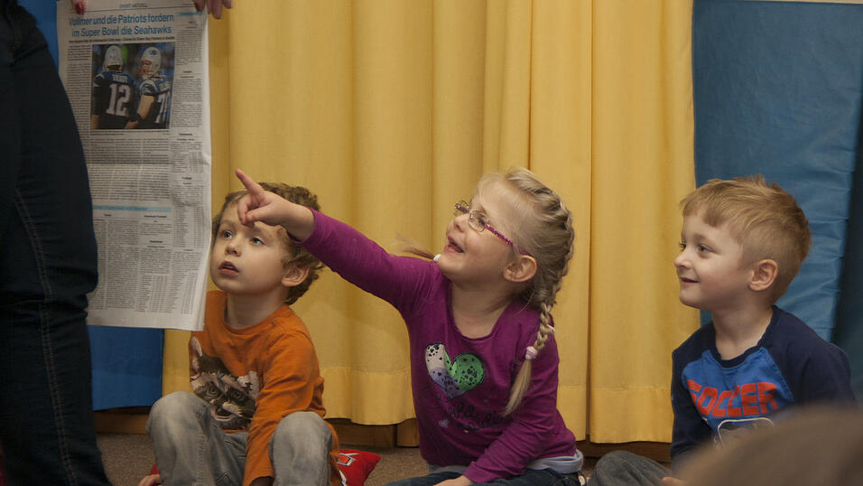 20 Kindergartenkinder des Städtischen Kindergartens in Sossau testen Anfang Januar für drei Wochen ein besonderes Projekt der Mediengruppe Straubinger Tagblatt//Landshuter Zeitung. Nach dem Zeitungsprojekt in Schulen starten die Redakteure der Jugend- und Schulredaktion das Pilotprojekt 'Zeitung im Kindergarten'. Besonderes Highlight: Zeitungsmaskottchen Paula Print. 20 Kindergartenkinder des Städtischen Kindergartens in Sossau testen Anfang Januar für drei Wochen ein besonderes Projekt der Mediengruppe Straubinger Tagblatt//Landshuter Zeitung. Nach dem Zeitungsprojekt in Schulen starten die Redakteure der Jugend- und Schulredaktion das Pilotprojekt 'Zeitung im Kindergarten'. Besonderes Highlight: Zeitungsmaskottchen Paula Print.