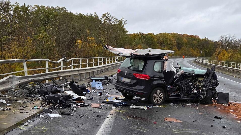 Rettungskräfte sind am Unfallort im Einsatz. Rettungskräfte sind am Unfallort im Einsatz.