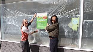 Die Plakate f&uuml;r den Maimarkt haben Kerstin Gregori-Amann (links) und Elke Weichser vom Werbekreis schon in der Innenstadt aufgeh&auml;ngt.