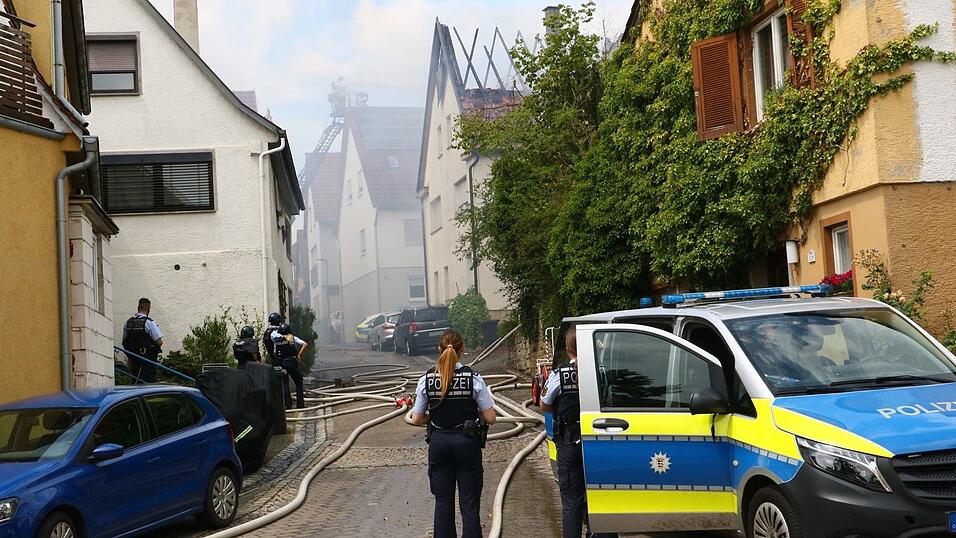Der Brand eines Dachstuhls hat einen größeren Einsatz ausgelöst. Der Brand eines Dachstuhls hat einen größeren Einsatz ausgelöst.