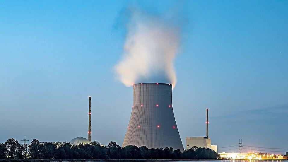 Wie lange noch Dampf aus dem K&uuml;hlturm des Atomkraftwerks Isar 2 bei Landshut steigen soll, dar&uuml;ber streiten Politik und Gesellschaft.