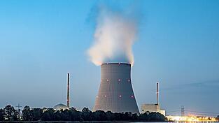 Wie lange noch Dampf aus dem Kühlturm des Atomkraftwerks Isar 2 bei Landshut steigen soll, darüber streiten Politik und Gesellschaft.