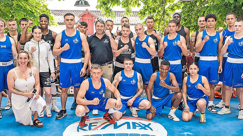 'Ring frei!' hie&szlig; es endlich wieder einmal bei Straubings Boxern, die den BC Landau (in Schwarz) im Biergarten des Landshuter Hofs zu einem Vergleichskampf baten, den die Isarst&auml;dter mit 15:11 f&uuml;r sich entschieden.