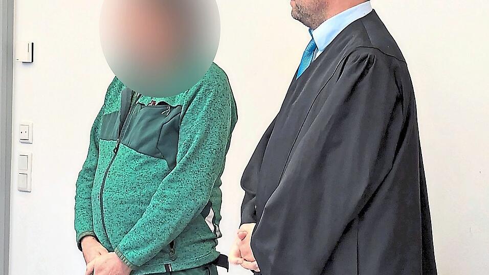 Der Angeklagte, der sich an das meiste nicht mehr erinnert, reagierte schwer betroffen auf die Aussagen der zahlreichen Zeugen. Der Angeklagte, der sich an das meiste nicht mehr erinnert, reagierte schwer betroffen auf die Aussagen der zahlreichen Zeugen.