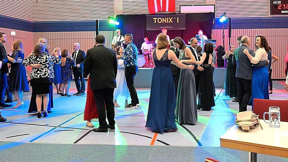 Die Tanzfläche war beim Feuerwehrball stets gut gefüllt. Die Tanzfläche war beim Feuerwehrball stets gut gefüllt.