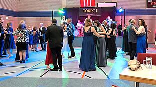 Die Tanzfläche war beim Feuerwehrball stets gut gefüllt. Die Tanzfläche war beim Feuerwehrball stets gut gefüllt.