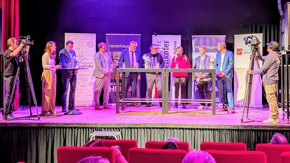 Vor den Augen des Publikums im Kultkino und eingefangen von den Kameras von NiederbayernTV beantworteten die sechs B&uuml;rgermeisterkandidaten die Fragen der Moderatoren Claudia Lorenz (2. v. l.) und Johannes B&auml;umel (3. v. l.).
