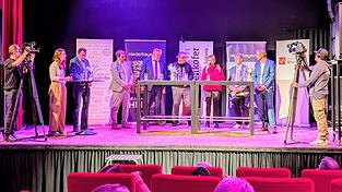 Vor den Augen des Publikums im Kultkino und eingefangen von den Kameras von NiederbayernTV beantworteten die sechs B&uuml;rgermeisterkandidaten die Fragen der Moderatoren Claudia Lorenz (2. v. l.) und Johannes B&auml;umel (3. v. l.).