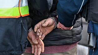 Die Bundespolizei konnte nach einer Fahndung zwei Tatverd&auml;chtige festnehmen. (Symbolbild)