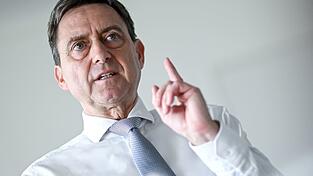 «Wenn nicht schnell und entschlossen gehandelt wird, dann fliegen uns zum Jahreswechsel die Finanzen um die Ohren», warnt Oliver Blatt, Chef des GKV-Spitzenverbands. «Wenn nicht schnell und entschlossen gehandelt wird, dann fliegen uns zum Jahreswechsel die Finanzen um die Ohren», warnt Oliver Blatt, Chef des GKV-Spitzenverbands.