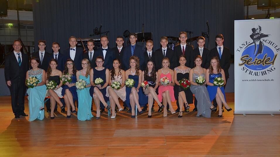 Die Bilder vom Abschlussball der Tanzschule Seidel in der Fraunhofer-Halle am 28. November. Die Bilder vom Abschlussball der Tanzschule Seidel in der Fraunhofer-Halle am 28. November.