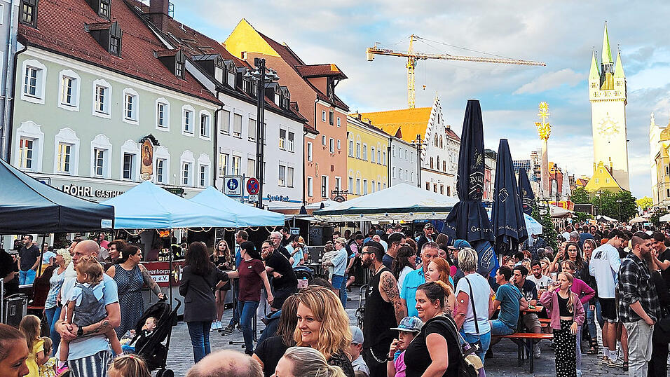Egal ob Nachmittag oder Abend: Das B&uuml;rgerfest und sein Programm zog viele Besucher auf die beiden Stadtpl&auml;tze und in die Albrechtsgasse.
