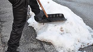 Bei Schneefall besteht klar die Verpflichtung f&uuml;r den Hauseigent&uuml;mer, den Gehsteig zu r&auml;umen und anschlie&szlig;end Splitt zu streuen.