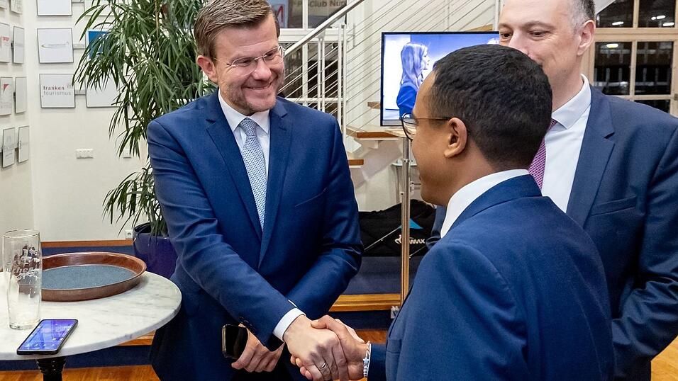 N&uuml;rnbergs Oberb&uuml;rgermeister Marcus K&ouml;nig (CSU, links) geht mit klarem Vorsprung und damit als Favorit in die Stichwahl gegen seinen Herausforderer Nasser Ahmed.